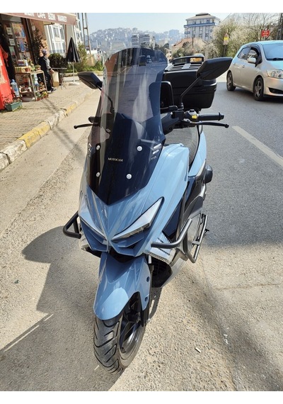 Motocam Küba Chia 125 Ön Cam 2023-2026 Model 55cm Siyah Renkli 4mm Kısa