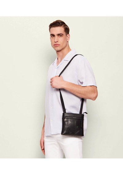 Calvin Klein Erkek Emblem Emboss Slim Omuz Çantası Siyah
