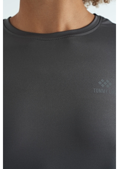 Tommy Life Koyu Gri Sırt Yırtmaç Detaylı O Yaka Kısa Kollu Standart Kalıp Kadın T-shirt - 97267 Koyu Gri Tommy Life Koyu Gri Sırt Yırtmaç Detaylı O Yaka Kısa Kollu Standart Kalıp Kadın T-shirt - 97267 Koyu Gri