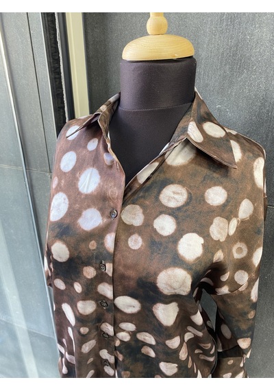 Pera Moda Oversize Kalıp Batik Desenli Puantiyeli Saten Gömlek Kahve
