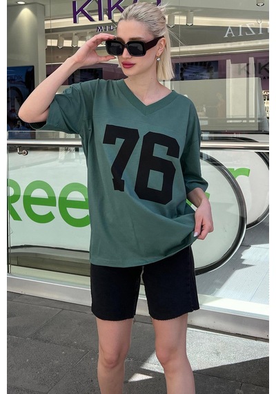 Seeh Yeşil Baskılı V Yaka Oversize Kadın T-shirt Sh270 Seeh Yeşil Baskılı V Yaka Oversize Kadın T-shirt Sh270