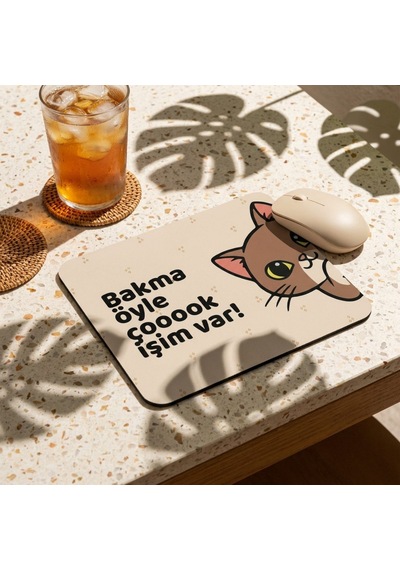 Tabloe Bakma Öyle Çok Işim Var Yazılı Tatlı Kedi Mouse Pad - 23x19 Cm - Kaydırmaz Tabanlı Kaliteli Fare Altlığı Mousepad Kahverengi