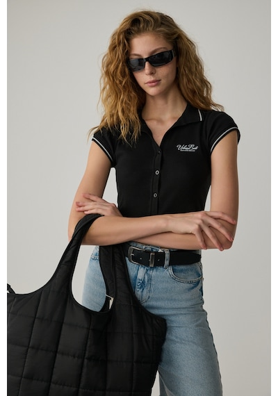 Urban Beat Kaela Kadın Triko Polo Yaka Düğmeli Kısa Kollu Baskı Detaylı Siyah T-shirt Siyah Urban Beat Kaela Kadın Triko Polo Yaka Düğmeli Kısa Kollu Baskı Detaylı Siyah T-shirt Siyah
