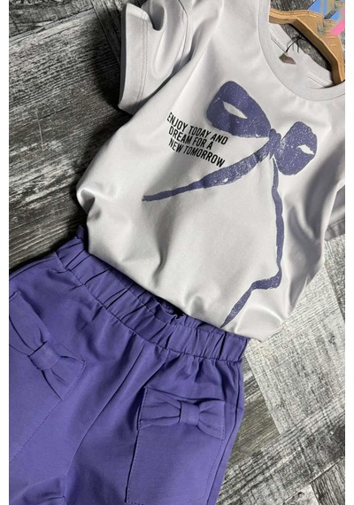 Riccotarz Kız Çocuk Üzerinde Digital Kurdela Basklı T-shirt Ve Fiyonk Cep Detaylı Lila Şortlu Takım Riccotarz Kız Çocuk Üzerinde Digital Kurdela Basklı T-shirt Ve Fiyonk Cep Detaylı Lila Şortlu Takım