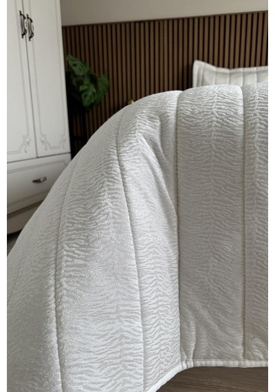 Velmira Jakarlı Kadife Elyaf Dolgulu Yatak Örtüsü 240x240 Cm Krem Krem