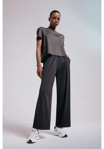 DeFactoFit Straight Fit Geniş Paça Standart Boy İnce Sporcu Pantolon E2542AX25SMBK81