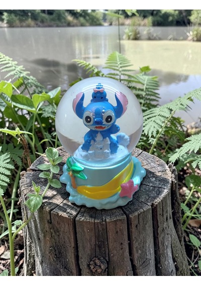 9cm-6cm Şato Önü Figürlü Işıklı Stitch Kar Küre 9x6