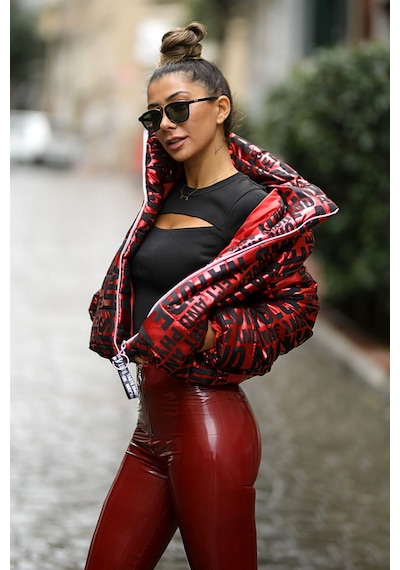 Keyifli Moda Kadın Kırmızı Parlak Yazılı Şişme Dik Yaka Fermuar Kapamalı Mont