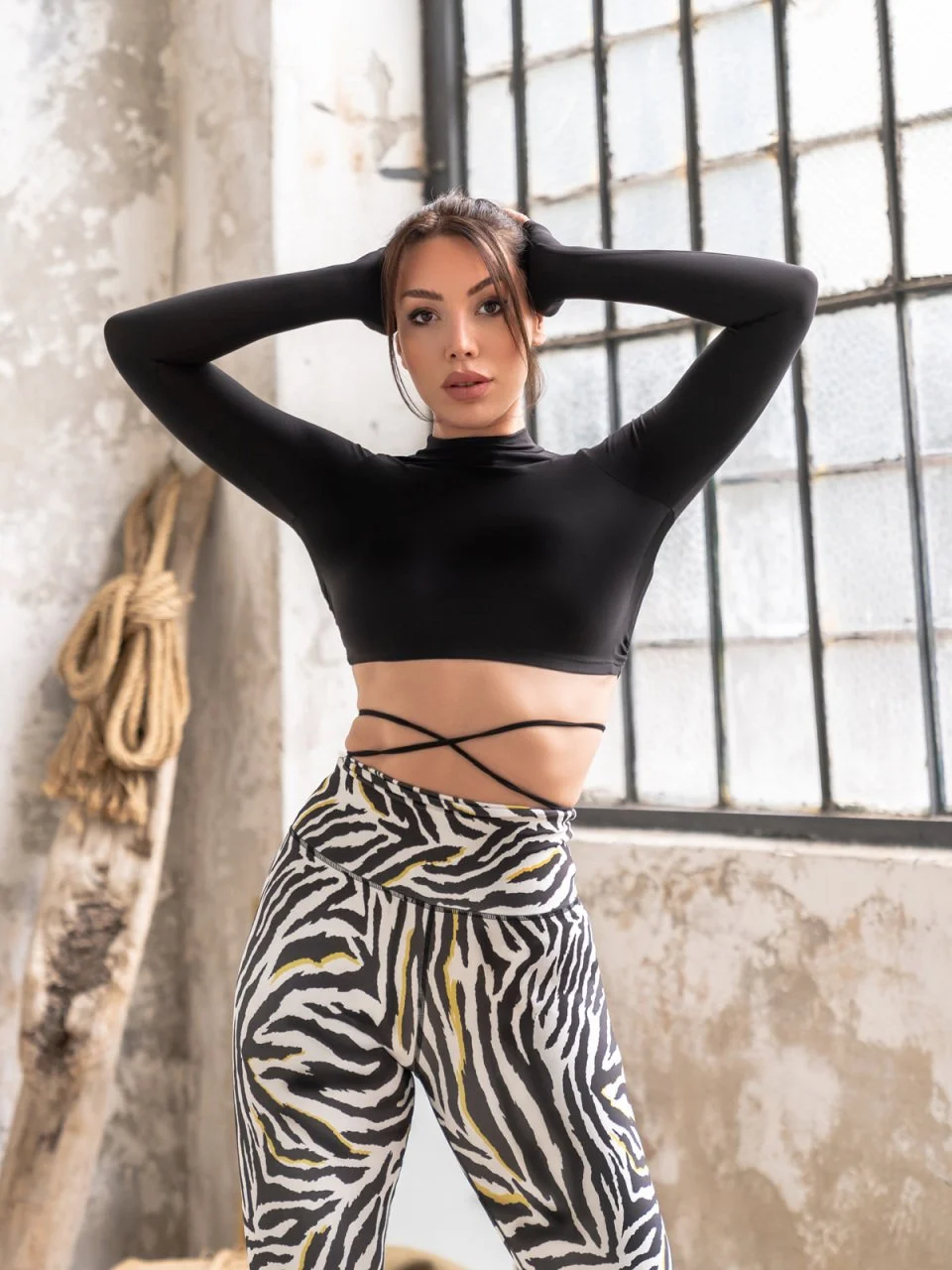 Lismina Yarım Balıkçı Yakalı Sırtı Açık Uzun Kollu Beli Bağcıklı Spor Tişört Siyah
