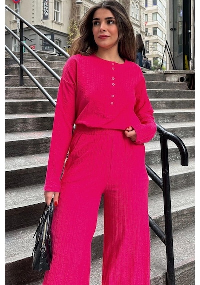 WeShaya Kadın Fuşya Düğmeli Yuvarlak Yaka Bluz & Beli Lastikli Geniş Paça Pantolon - Salaş Maya Takım Pembe WeShaya Kadın Fuşya Düğmeli Yuvarlak Yaka Bluz & Beli Lastikli Geniş Paça Pantolon - Salaş Maya Takım Pembe