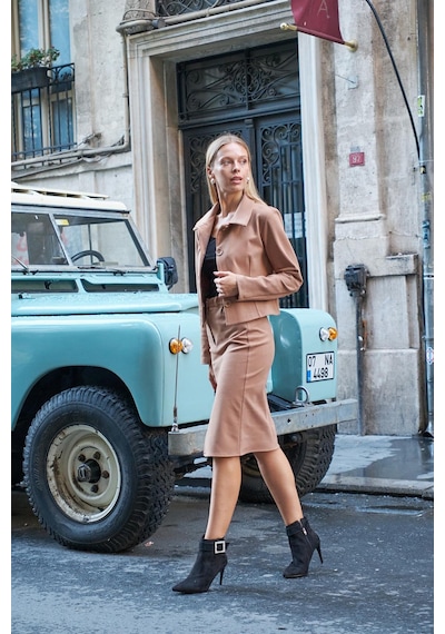 Kadın Likralı Kaşe Kumaş Yakalı Cep Kapaklı Uzun Kol Düğmeli Kısa Blazer Ceket Kaban-camel CAMEL Kadın Likralı Kaşe Kumaş Yakalı Cep Kapaklı Uzun Kol Düğmeli Kısa Blazer Ceket Kaban-camel CAMEL
