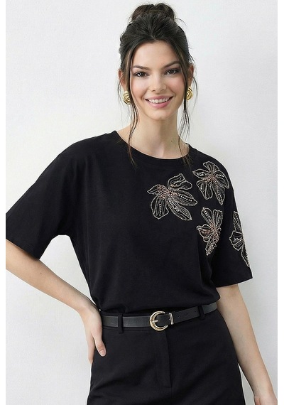 Shade Kadın Boncuk Taş İşlemeli Çiçek Desenli Kol Detaylı Bisiklet Yaka T-shirt 2107 60283972 - Siyah Shade Kadın Boncuk Taş İşlemeli Çiçek Desenli Kol Detaylı Bisiklet Yaka T-shirt 2107 60283972 - Siyah