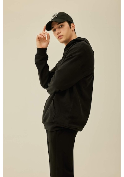 DeFacto Comfort Regular Fit Rahat Kalıp Kapüşonlu Kanguru Cepli Basic Düz Sweatshirt B4446AX24SPBK81