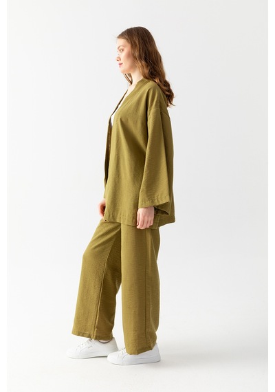 Zen Elegance Kadın Kimono Takım - Geniş Paça Keten Dokulu Alt Üst Yazlık Kadın Takım Haki Zen Elegance Kadın Kimono Takım - Geniş Paça Keten Dokulu Alt Üst Yazlık Kadın Takım Haki