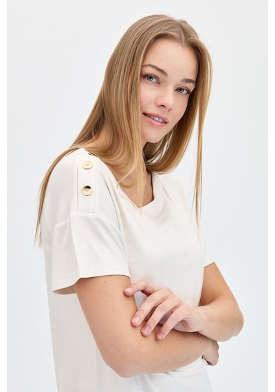 Kadın Sıfır Yaka Omuzları Düğmeli Tshirt Ekru Ekru Kadın Sıfır Yaka Omuzları Düğmeli Tshirt Ekru Ekru