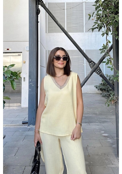 WeShaya Sarı Hasır Detaylı V Yaka, İthal Müslin Kumaş, Basic Kesim, Salaş Kolsuz Bluz & Atlet Sari WeShaya Sarı Hasır Detaylı V Yaka, İthal Müslin Kumaş, Basic Kesim, Salaş Kolsuz Bluz & Atlet Sari