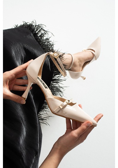 Dabab Shoes Elvora Kadın Bej Sivri Burun 7 Cm İnce Topuklu Bilekten Bantlı Tokalı Rugan Klasik Ayakkabı Dabab Shoes Elvora Kadın Bej Sivri Burun 7 Cm İnce Topuklu Bilekten Bantlı Tokalı Rugan Klasik Ayakkabı