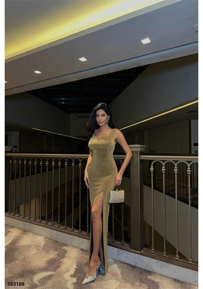 Khi-zai Kadın Modern Yırtmaçlı Maxi Askılı Abiye Elbise Gold