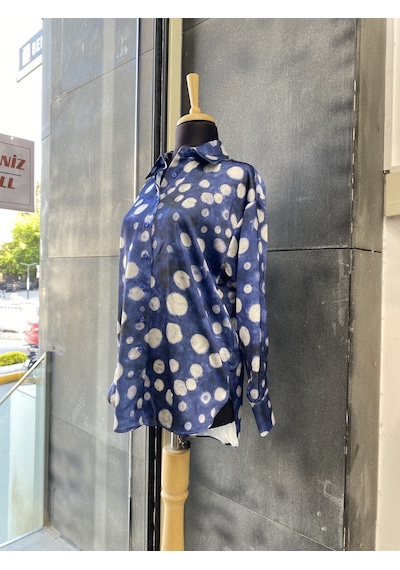 Pera Moda Oversize Kalıp Batik Desenli Puantiyeli Saten Gömlek Lacivert