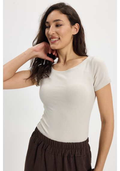Tudors Kadın Slim Fit Dar Kesim Pamuklu Yumuşak Dokulu Kısa Kollu Kayık Yaka Bej Tişört-50528