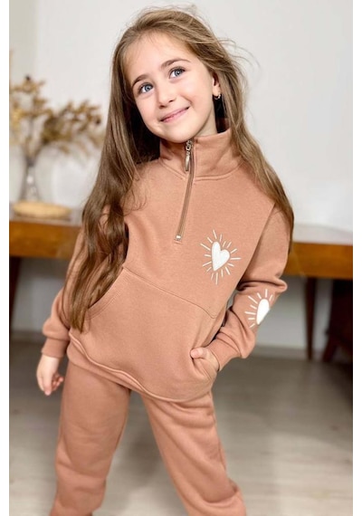 Riccotarz Kız Çocuk Kalp Emoji Baskılı Kanguru Cepli Fermuarlı Sweat Taba Eşofman Takım Taba Riccotarz Kız Çocuk Kalp Emoji Baskılı Kanguru Cepli Fermuarlı Sweat Taba Eşofman Takım Taba
