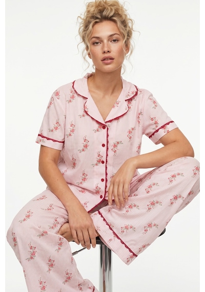 Siyah İnci İnce Soft Örme Düğmeli Dantel Biyeli Pijama Takımı 8061 Pembe Çiçek Siyah İnci İnce Soft Örme Düğmeli Dantel Biyeli Pijama Takımı 8061 Pembe Çiçek