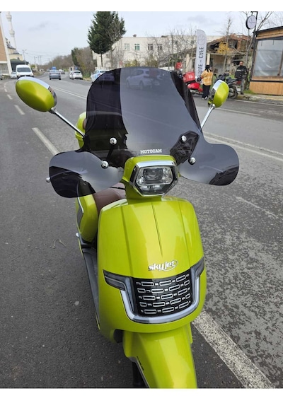 Motocam Küba Bayberry Ön Cam 2024-2026 Model 37cm Siyah Renkli 4mm Elcikli Aparatsız