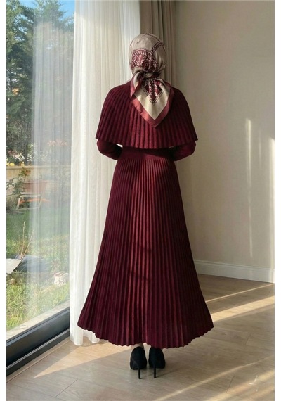 Qeteen Pelerin Detaylı Pliseli Tesettür Triko Elbise Bordo Bordo