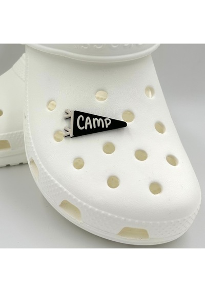 Crocs Terlik Süsü Ve Aksesuarı , Çanta Süsü Jibbitz 3d Camp Yazılı Üçgen Bayrak 01 Görsel Logo Aksesuar Beyaz-siyah