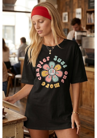 Armonika Kadın Siyah Önü Çiçek Baskılı Yanları Yırtmaçlı Pamuklu T-shirt Arm-26y137003