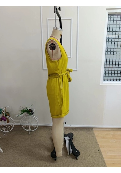 Defymoda Kadın Askılı V Yakalı Önden Düğmeli Belden Bağcıklı Kısa Aerobin Tulum Hardal