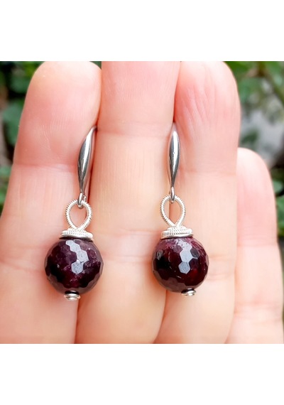 2638 Faset Kesim Garnet Çelik Aparatlı El Yapımı Küpe Bordo