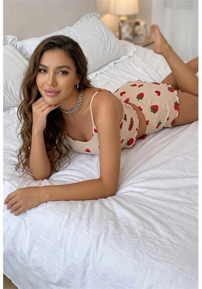 Go İthalat Kadın Yumuşak Dokulu Krem Çilek Ve Desenli Fırfırlı İp Askılı Crop Şortlu Fitilli Pijama Takımı