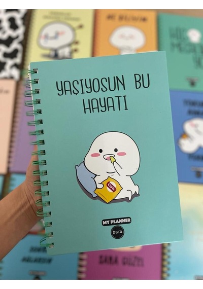 Yaşıyosun Bu Hayatı Tasarımlı Spiralli Sticker'lı Tarihsiz Konuşan Ajanda Haftalık Planlayıcı Defter Beyaz