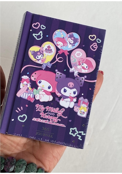 Victori's Journals Vj Kuromi-my Melodi Lisanslı 365 Günlük 368 Sayfa A7 Ebatında Gümüş Varaklı Kenarlı Defter Mor