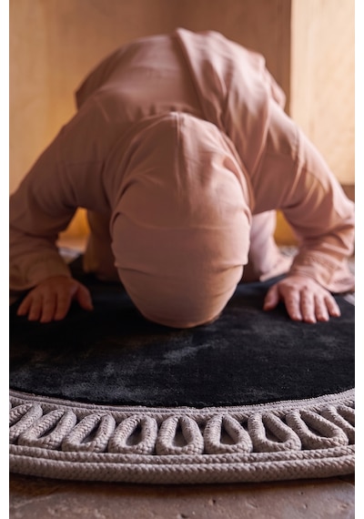 Merplush Mihraplı Peluş Seccade 75x130 Cm Süet Taban Yıkanabilir Yumuşak Namaz Halısı Siyah - Gri