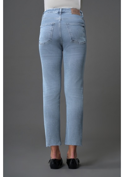 Mizalle Kesik Paça Mom Fit Açık Mavi Denim Pantolon Açık Mavi