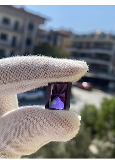 Faset Kesim Mor Safir Taşı 27,5 Karat