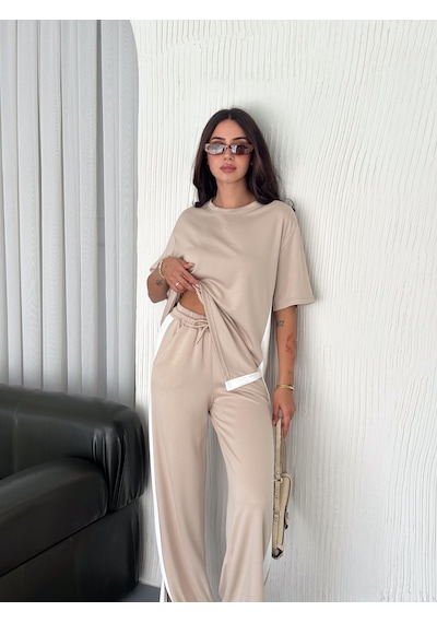 Elaxi Modal Şeritli Yırtmaç Detaylı Pantolon Tişort Takım Bej Elaxi Modal Şeritli Yırtmaç Detaylı Pantolon Tişort Takım Bej