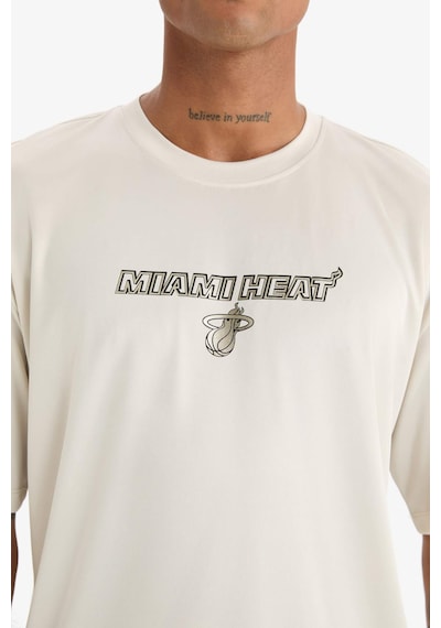 DeFactoFit NBA Miami Heat Boxy Fit Bisiklet Yaka Sırt Baskılı Kısa Kollu Tişört E0359AX25SPBG662
