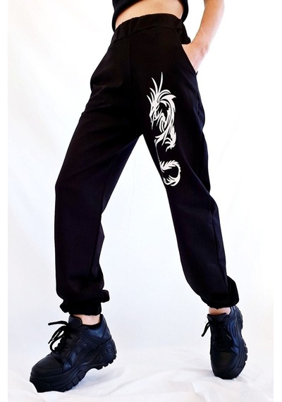 Kadın Siyah Ejder Baskılı Paça Lastikli Oversize Eşofman 001 Kadın Siyah Ejder Baskılı Paça Lastikli Oversize Eşofman 001