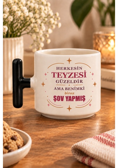 Herkesin Teyzesi Güzeldir Ama Benimki Biraz Şov Yapmış Baskılı T Kupa - Kırmızı Siyah Kulp