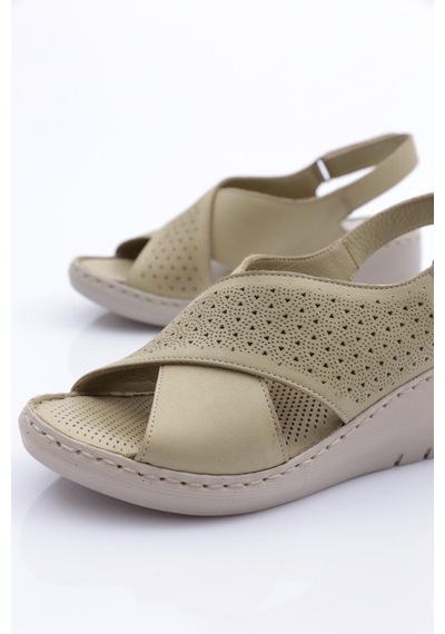 Dgn 1000 Kadin Delikli Kalin Topuk Sandalet 1000-2495-R15132 Bej