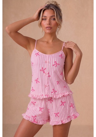 Bella Notte Pembe %100 Pamuklu Çizgili Fiyonk Detaylı Askılı Şortlu Pijama Takımı Bella Notte Pembe %100 Pamuklu Çizgili Fiyonk Detaylı Askılı Şortlu Pijama Takımı