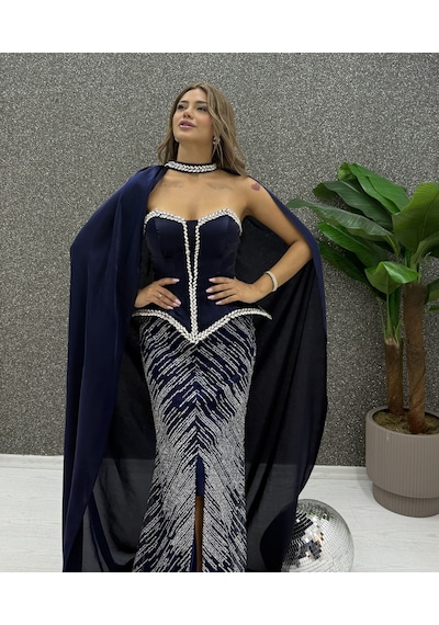 E&A Eren Abiye Lacivert Çıkarılabilir Pelerinli Taş İşlemeli Balık Model Straplez Maxi Abiye E&A Eren Abiye Lacivert Çıkarılabilir Pelerinli Taş İşlemeli Balık Model Straplez Maxi Abiye