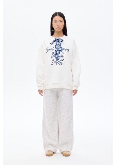 Quzu Fularlı Yazı Nakışlı Oversize Sweatshirt Ekru
