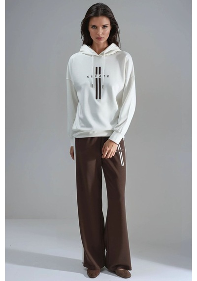 Hiccup Modal Dokulu Kapüşonlu Sweatshirt Ve Şerit Detaylı Pantolon Takımı Bersan Collection Beyaz Hiccup Modal Dokulu Kapüşonlu Sweatshirt Ve Şerit Detaylı Pantolon Takımı Bersan Collection Beyaz