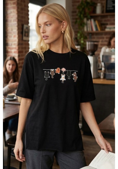 Armonika Kadın Siyah Önü Kedi Baskılı Yanları Yırtmaçlı Pamuklu T-shirt Arm-26y137002