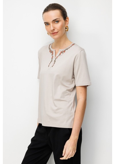 Kadın Açma Yaka Yakası Çiçek Nakışlı Penye T-shirt Bej Bej