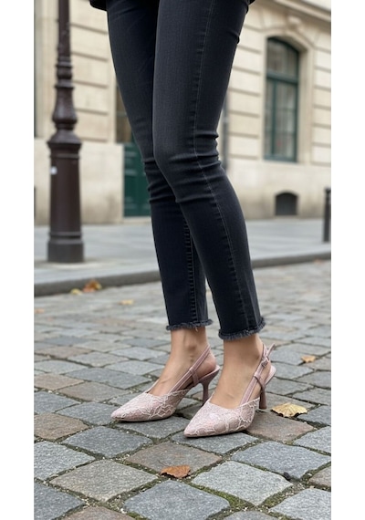 Lebibe Shoes Lısa Kadın Pudra Sivri Burun 7 Cm Topuklu Çiçek Dantel Desenli Rugan Slingback Ayakkabı Lebibe Shoes Lısa Kadın Pudra Sivri Burun 7 Cm Topuklu Çiçek Dantel Desenli Rugan Slingback Ayakkabı